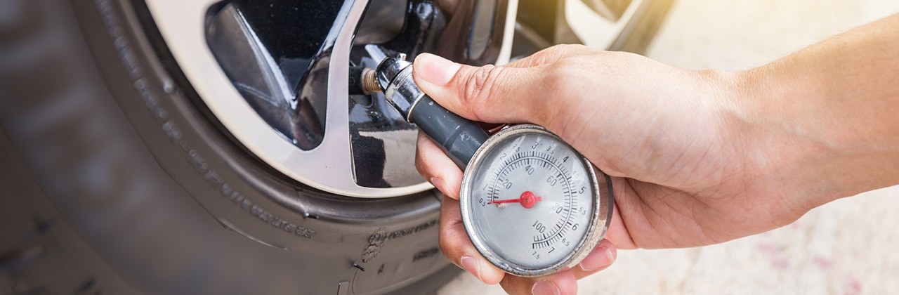 Measuring tire pressure with a dial gauge
