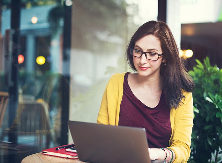 674892852-woman-using-laptop Woman using laptop