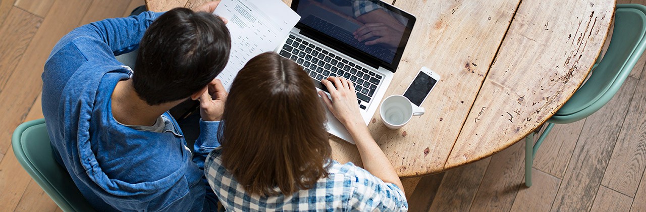 469274670-couple-on-laptop