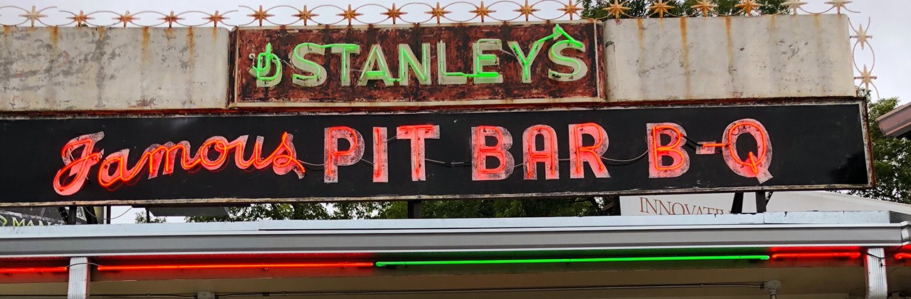 https://www.ace.aaa.com/content/ace-www/en/publications/food-and-drink/restaurants/texas-road-trip-cheap-eats/_jcr_content/article-image.coreimg.jpeg/1666307872291/stanleys-famous-pit-bar-b-q-1280.jpeg