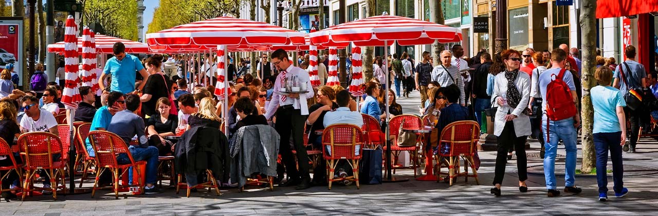Cafe-Restaurant in Avenue des Champs Elysees. Arc de Triomphe, Paris, France