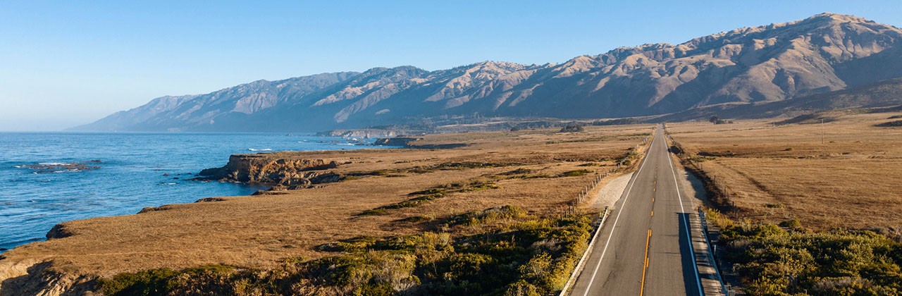 A view of the coast from Highway 1 near San Simeon in California