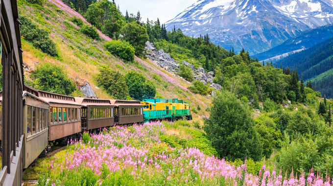 White Pass & Yukon Route train goes around a corner