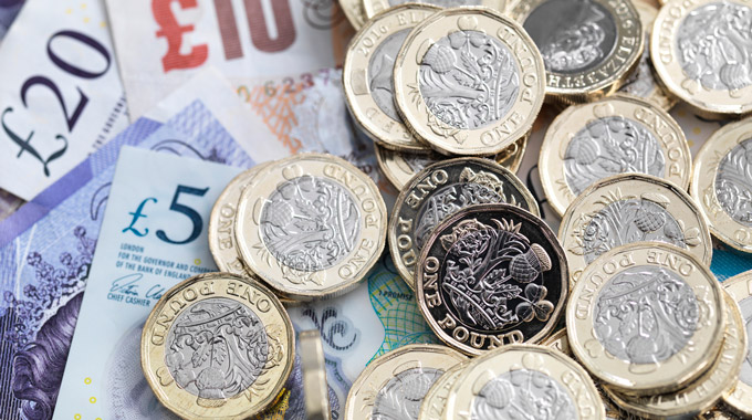 British money, in paper bills and 1-pound coins