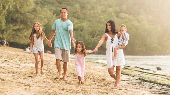 Parents and 3 kids on the beach in Hawai‘i