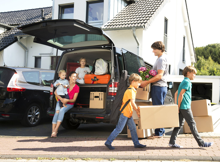 https://www.ace.aaa.com/content/dam/ace/cards/1x1/597069911-happy-family-at-driveway-carrying-cardboard-boxes-735x541.jpg