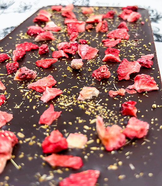 Chocolate bar studded with strawberry and pollen.