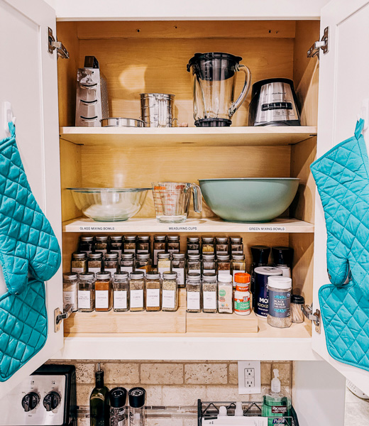 Pantry reorganization by Organize with Lia.