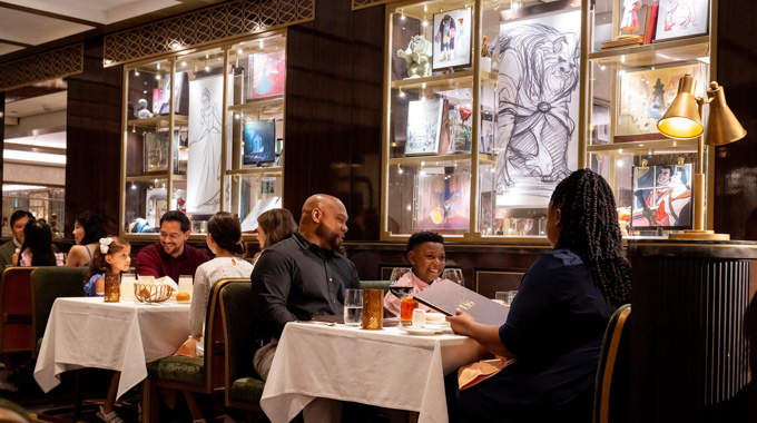 Families dining at 1923 Restaurant