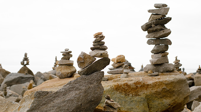 Cairns built from pebbles and stones decorate the jetty. 