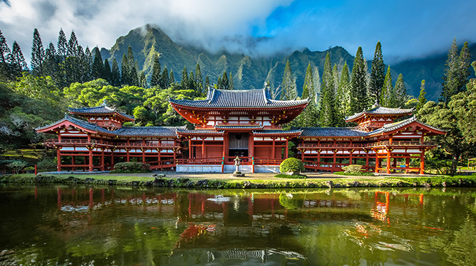 Byodo-In Temple at the Valley of the Temples pays homage to Hawaii’s first Japanese immigrants. | Photo by Shane Myers Photo/stock.adobe.com