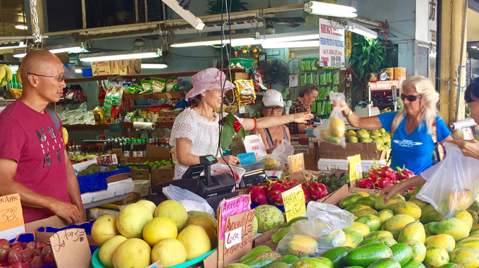 Shoppers peruse the vegetables and fruits in Maunakea Marketplace. | Photo by Rachel Ng