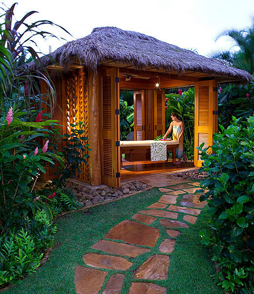 At Anara Spa, you and your sweetheart can enjoy a couple’s massage in a thatched-roof hale. | Photo courtesy Grand Hyatt Kaua‘i Resort and Spa