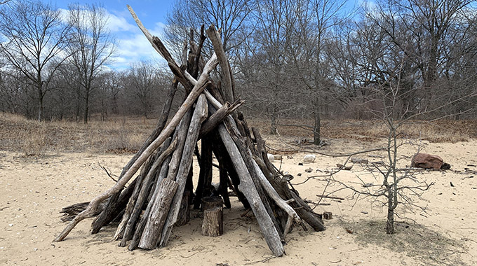 At Miller Woods’ outdoor nature play area, families can build their own fort with sand, sticks, and other natural materials. | Photo by Fran Golden