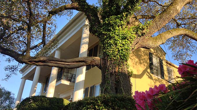 Outside of the Anchuca Historic Mansion and Inn