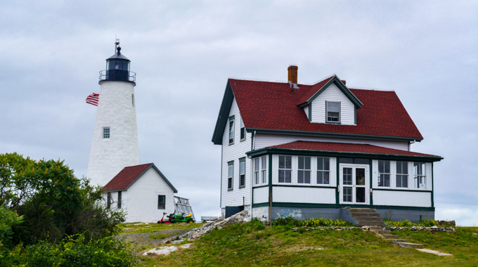 Guests staying in the Assistant Keeper’s House at Bakers Island Light Station can pick wild blackberries and swim off a private beach. | Photo by Marcus Baker/Alamy Stock Photo