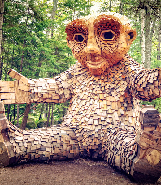 Lilja, a giant wooden troll sculpture.