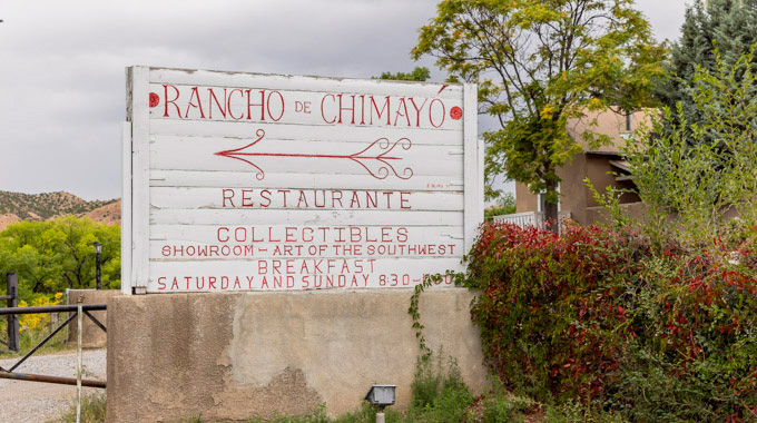 Sign pointing to Rancho de Chimayó Restaurante.