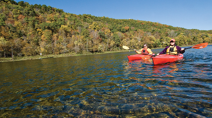 A couple kayaking at Bull Shoals-White River State Park