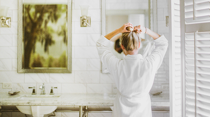 Dating to 1907, the Southern Hotel’s luxurious guest rooms are decorated with chic appointments. | Photo by Constance Higley