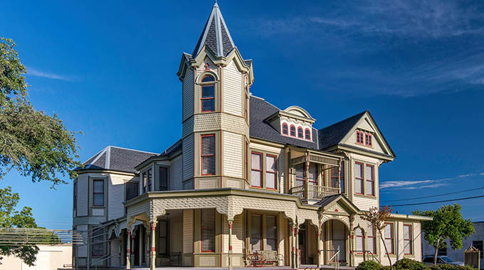 One of many Victorian buildings in Victoria's historic center. | Witold Skrypczak / Alamy Stock Photo