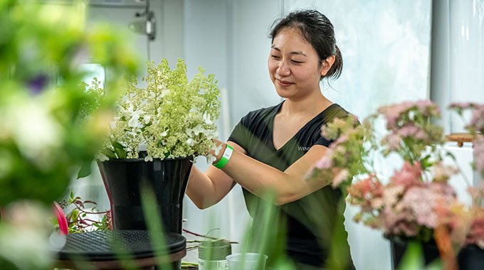 Sage ‘n’ Bloom floral designer Wendy Du inspires the inner designer of all flower enthusiasts, regardless of skill level. | Courtesy The Houstonian Hotel, Club, and Spa