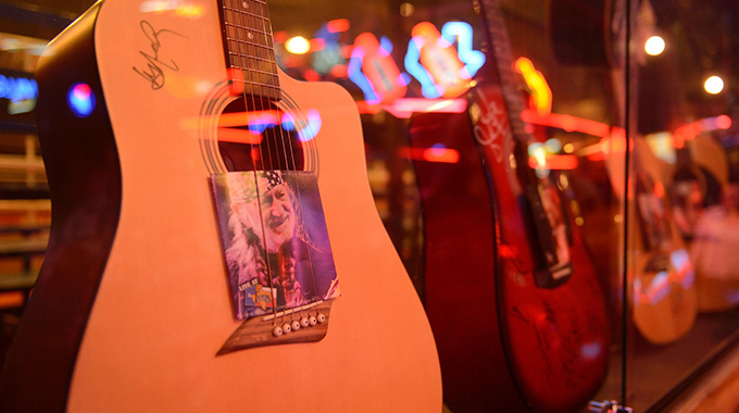 An autographed Willie Nelson guitar at Billy Bob’s Texas. | Photo by Prisma by Dukas Presseagentur GmbH/Alamy Stock Photo