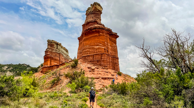 Hikers heading toward the Lighthouse Hoodoo