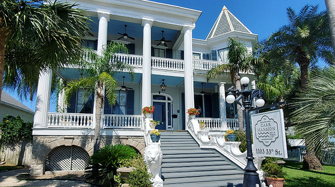 Timeless romance at the Carr Mansion in Galveston Island. | Photo by Ashley Aguilar