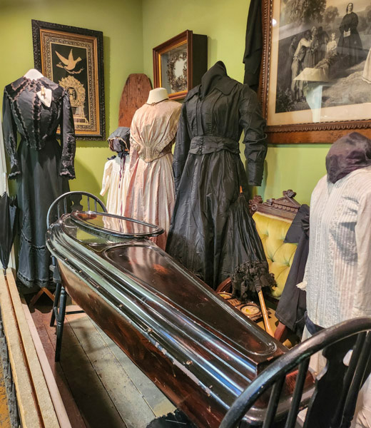Mannequins clad in mourning clothes