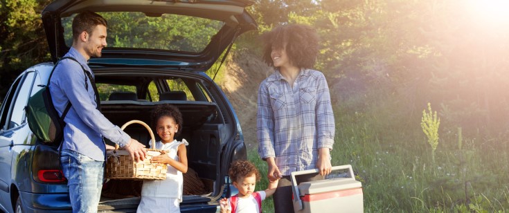 family-unpacking-car family-unpacking-car