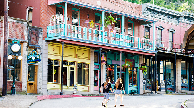 Pastel-colored Victorian building line the streets of Eureka Springs. | Photo by Jeffrey Isaac Greenberg 14+ / Alamy Stock Photo