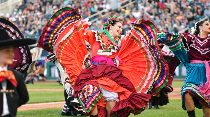 Mariachis de Nuevo México dancer twirling her skirts.